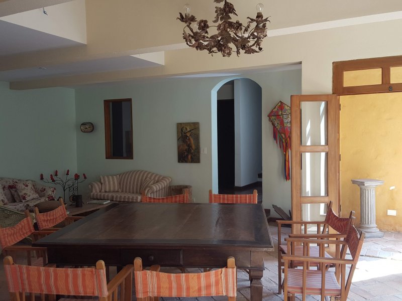 Casa de condomínio à venda Chácaras Embu Colonial com 650m² e 4 quartos por R$ 1.800.000 - 1383652224-piso-inferior-salao-2.jpg