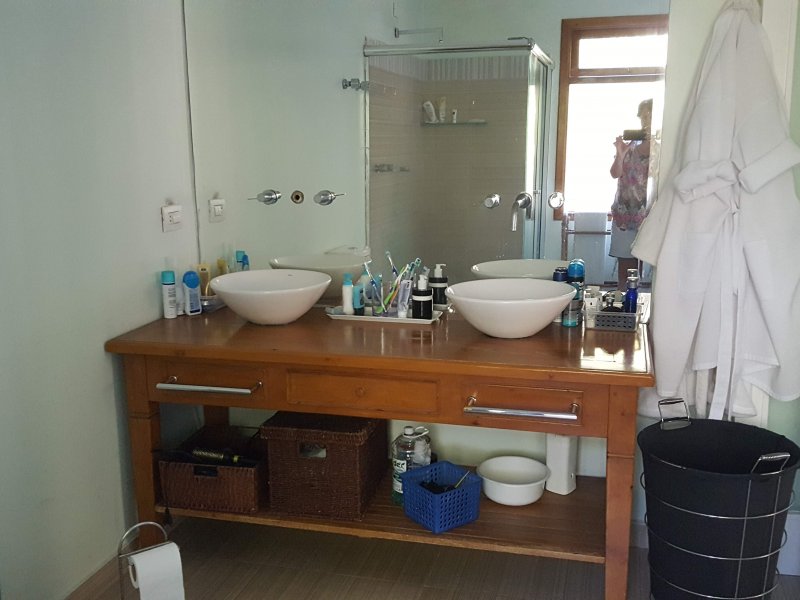 Casa de condomínio à venda Chácaras Embu Colonial com 650m² e 4 quartos por R$ 1.800.000 - 1402424221-piso-principal-suite-master-banheiro-2.jpg