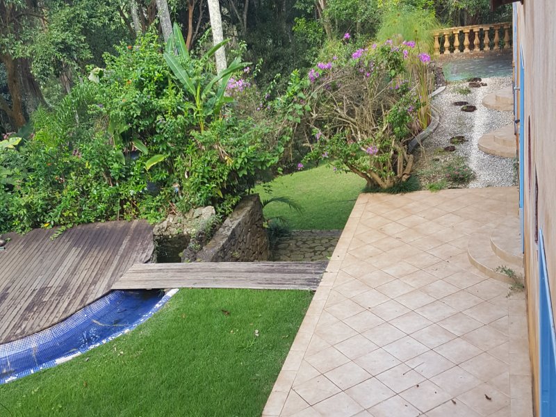 Casa de condomínio à venda Chácaras Embu Colonial com 650m² e 4 quartos por R$ 1.800.000 - 1433400178-vista-lateral-salao.jpg