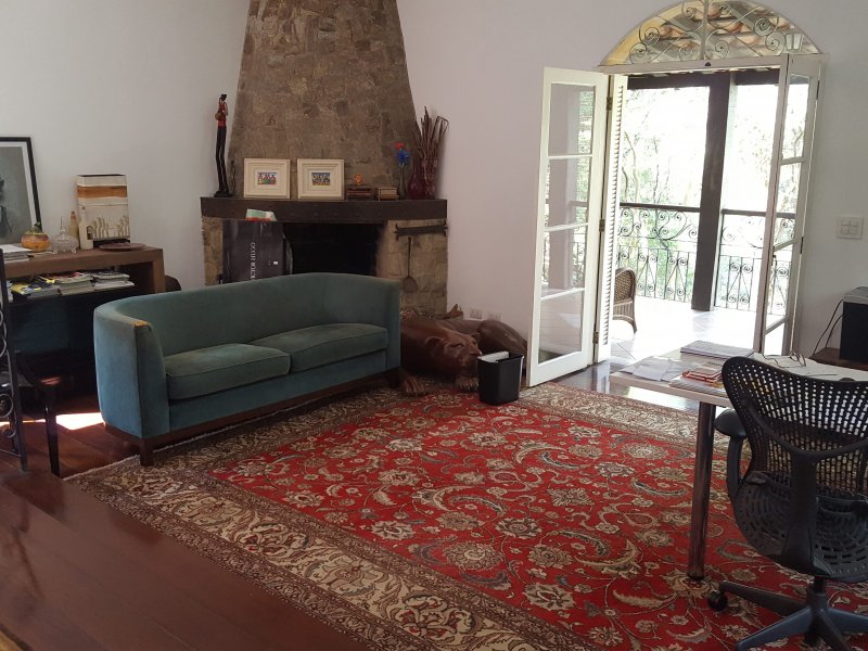 Casa de condomínio à venda Chácaras Embu Colonial com 650m² e 4 quartos por R$ 1.800.000 - 1507962484-piso-principal-sala-lareira-2.jpg