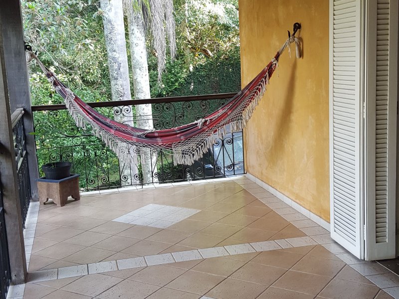 Casa de condomínio à venda Chácaras Embu Colonial com 650m² e 4 quartos por R$ 1.800.000 - 1592492436-piso-principal-varanda-sala.jpg