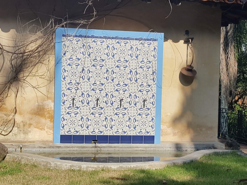 Casa de condomínio à venda Chácaras Embu Colonial com 650m² e 4 quartos por R$ 1.800.000 - 1744251797-fonte-entrada.jpg