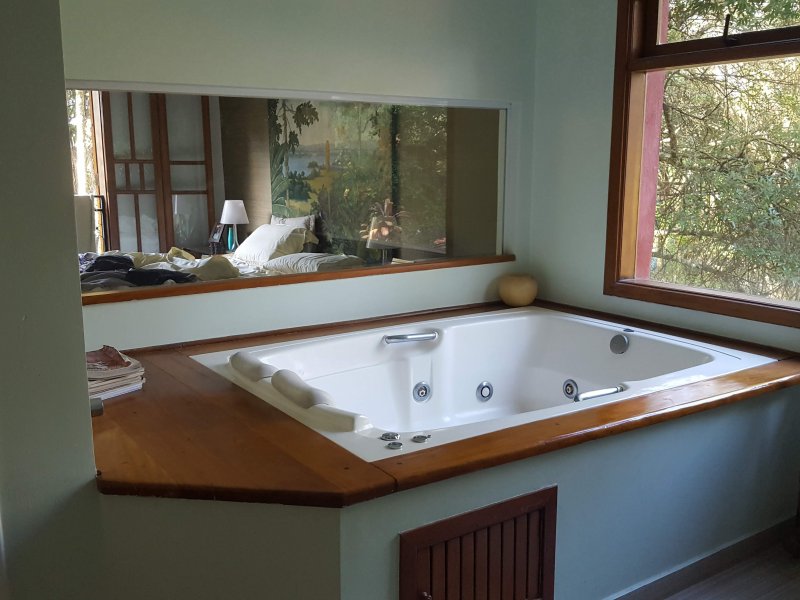 Casa de condomínio à venda Chácaras Embu Colonial com 650m² e 4 quartos por R$ 1.800.000 - 1807070392-piso-principal-suite-master-banheiro-5.jpg