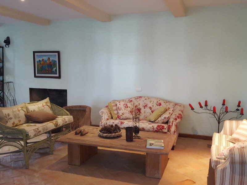 Casa de condomínio à venda Chácaras Embu Colonial com 650m² e 4 quartos por R$ 1.800.000 - 1865608182-piso-inferior-salao-3.jpg