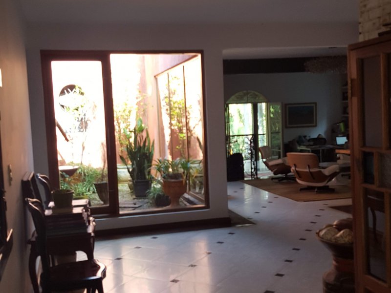 Casa de condomínio à venda Chácaras Embu Colonial com 650m² e 4 quartos por R$ 1.800.000 - 1928140899-piso-principal-passagem-cozinha-sala.jpg