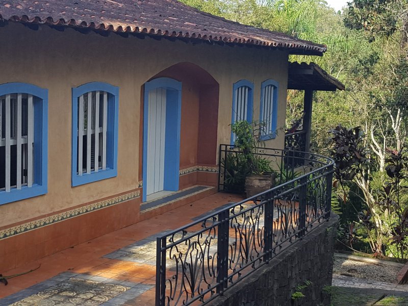 Casa de condomínio à venda Chácaras Embu Colonial com 650m² e 4 quartos por R$ 1.800.000 - 196303615-vista-lateral-frente.jpg