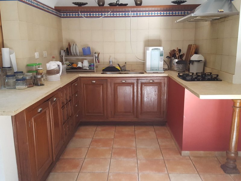 Casa de condomínio à venda Chácaras Embu Colonial com 650m² e 4 quartos por R$ 1.800.000 - 200214190-piso-principal-cozinha-2.jpg