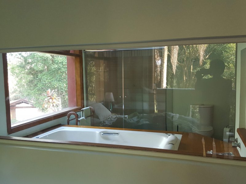 Casa de condomínio à venda Chácaras Embu Colonial com 650m² e 4 quartos por R$ 1.800.000 - 2010370126-piso-principal-suite-master-banheiro-4.jpg