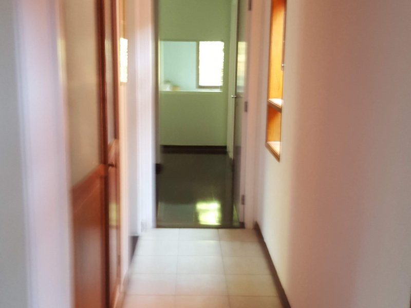 Casa de condomínio à venda Chácaras Embu Colonial com 650m² e 4 quartos por R$ 1.800.000 - 2054290501-piso-principal-corredor-quartos.jpg