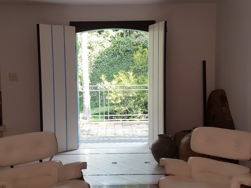 Casa de condomínio à venda Chácaras Embu Colonial com 650m² e 4 quartos por R$ 1.800.000 - 2069140089-piso-principal-sala-estar-3.jpg