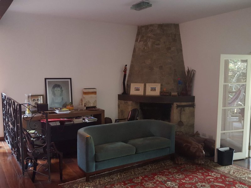 Casa de condomínio à venda Chácaras Embu Colonial com 650m² e 4 quartos por R$ 1.800.000 - 2083495427-piso-principal-sala-lareira-3.jpg