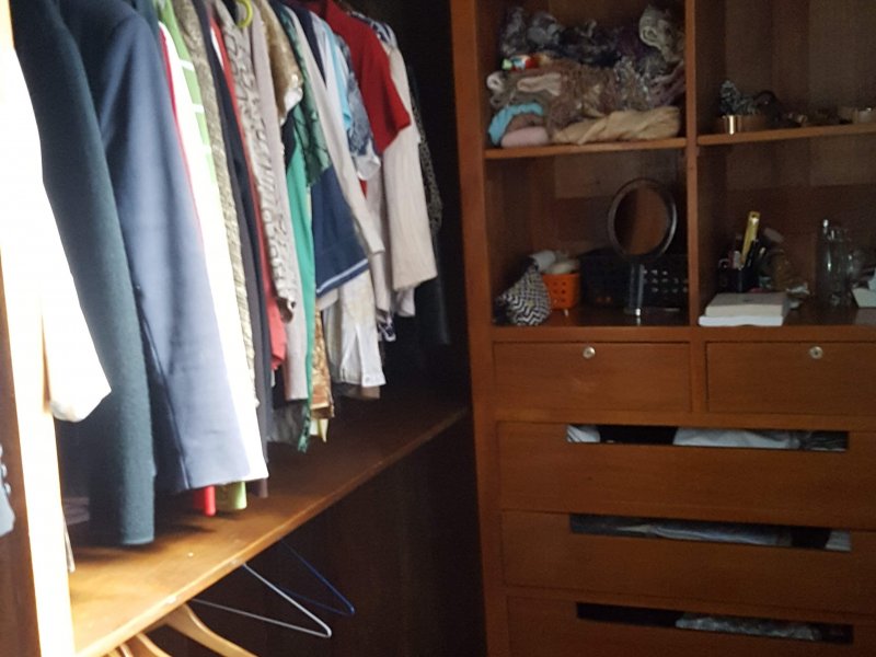 Casa de condomínio à venda Chácaras Embu Colonial com 650m² e 4 quartos por R$ 1.800.000 - 2145923913-piso-principal-suite-master-closet.jpg