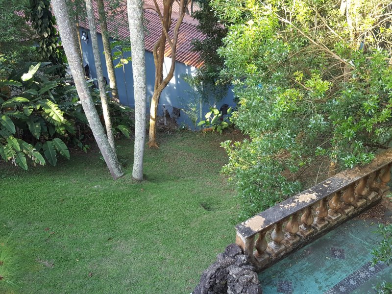 Casa de condomínio à venda Chácaras Embu Colonial com 650m² e 4 quartos por R$ 1.800.000 - 401404699-vista-lateral-proximo-ao-salao.jpg