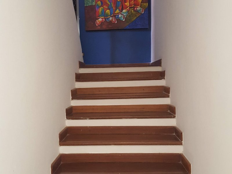 Casa de condomínio à venda Chácaras Embu Colonial com 650m² e 4 quartos por R$ 1.800.000 - 527284129-escada-para-salao.jpg