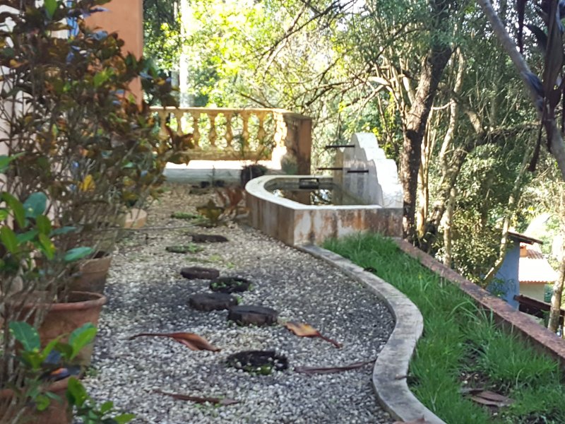 Casa de condomínio à venda Chácaras Embu Colonial com 650m² e 4 quartos por R$ 1.800.000 - 63348044-piso-inferior-fonte-lateral.jpg