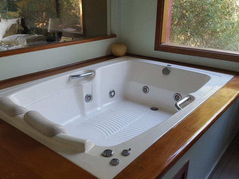 Casa de condomínio à venda Chácaras Embu Colonial com 650m² e 4 quartos por R$ 1.800.000 - 856157449-piso-principal-suite-master-banheiro-3.jpg