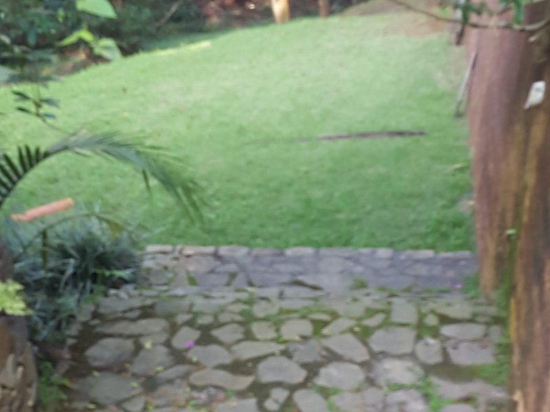 Casa de condomínio à venda Chácaras Embu Colonial com 650m² e 4 quartos por R$ 1.800.000 - 976264912-piso-inferior-escada-para-jardim.jpg