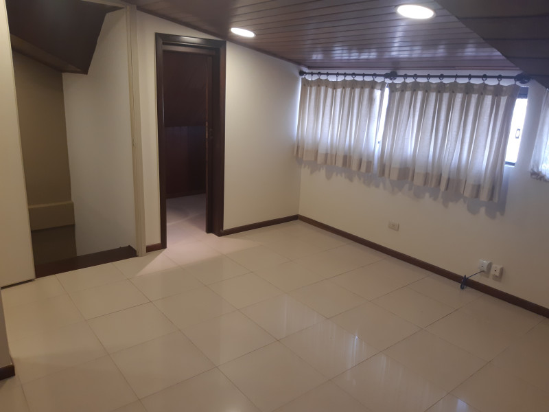 imóvel com 222m² - Hugo Lange - Curitiba