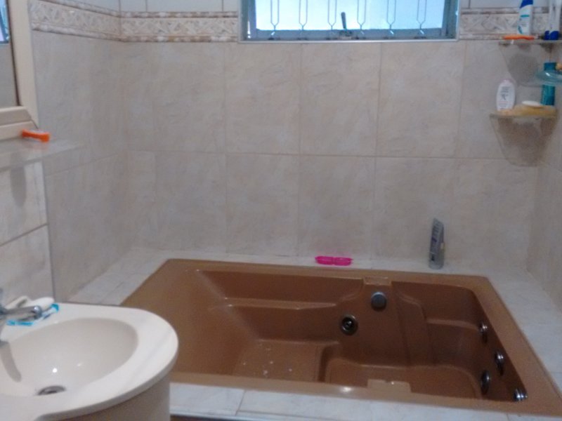 Casa à venda Parque das Laranjeiras com 150m² e 3 quartos por R$ 360.000 - 1244118783-celular-van-2964.jpg