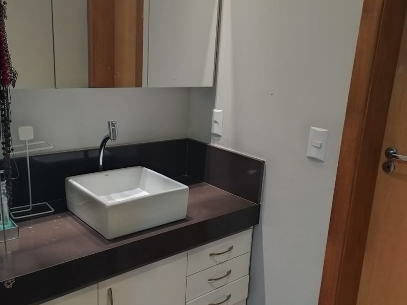 Apartamento à venda Lago Norte com 83m² e 1 quarto por R$ 630.000 - 1981413295-lavabo-da-suite.jpeg