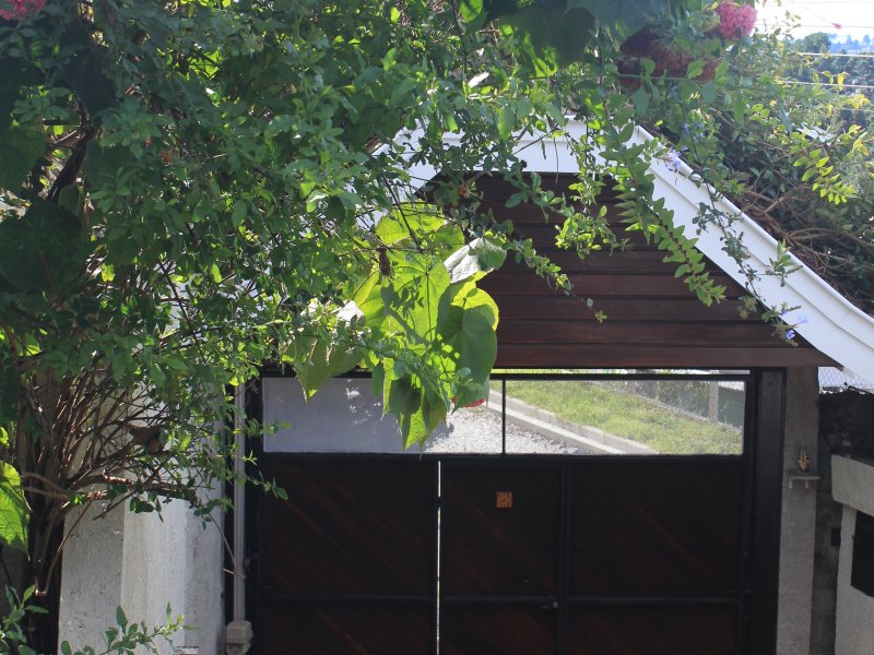 Casa à venda J Nova Suíça com 400m² e 7 quartos por R$ 980.000 - 695342464-portao-por-dentro.JPG