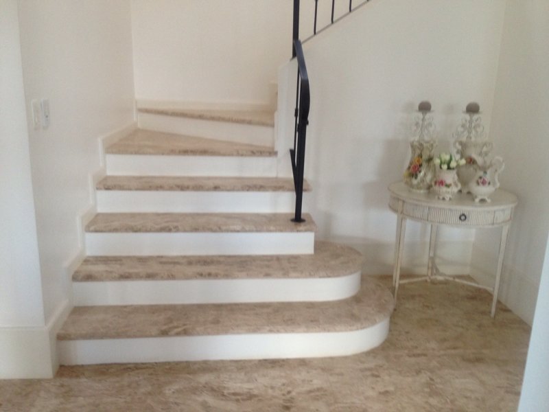 Casa de condomínio à venda varejão com 674m² e 4 quartos por R$ 2.600.000 - 725867513-kurumin-escada.JPG