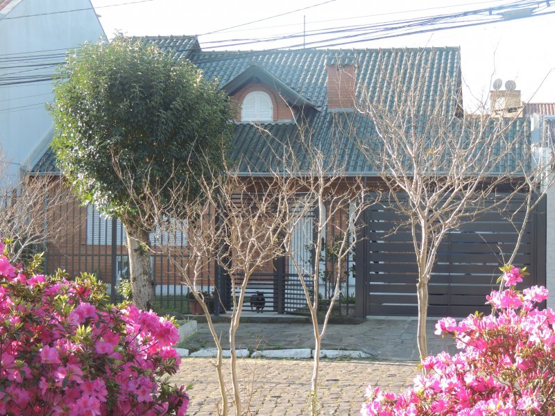 Casa à venda Igará com 340m² e 3 quartos por R$ 850.000 - 2134919884-27-vista-da-frente-da-casa-da-praca.JPG