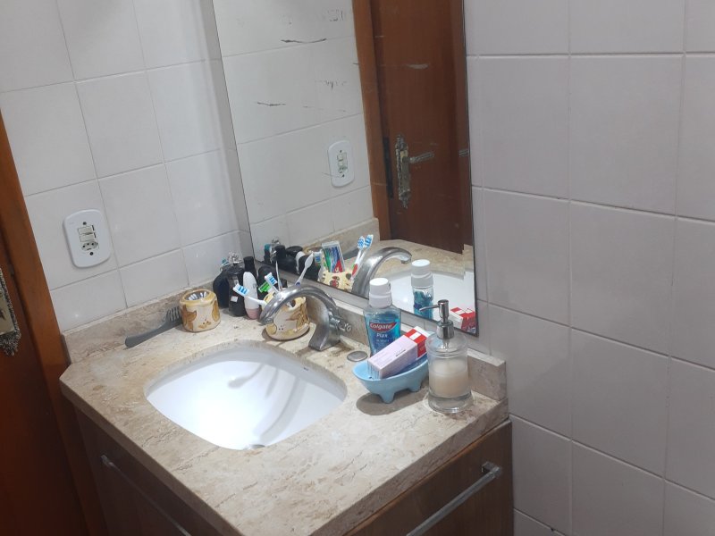 Apartamento à venda Jardim Santo André com 70m² e 3 quartos por R$ 295.000 - 1697756705-pia-banheiro.jpg