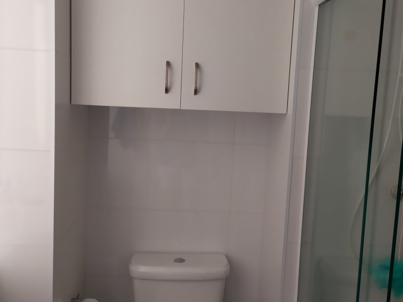 Apartamento à venda Jardim Dom Vieira com 58m² e 3 quartos por R$ 300.000 - 1093473672-banheiro-com-armario-e-bancada-6.jpg