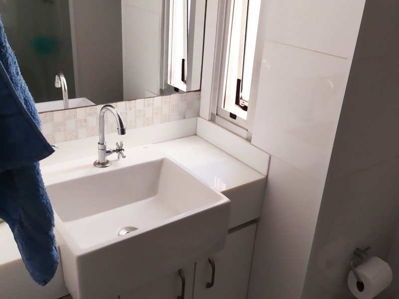 Apartamento à venda Jardim Dom Vieira com 58m² e 3 quartos por R$ 300.000 - 1351376969-banheiro-com-armario-e-bancada-3.jpg