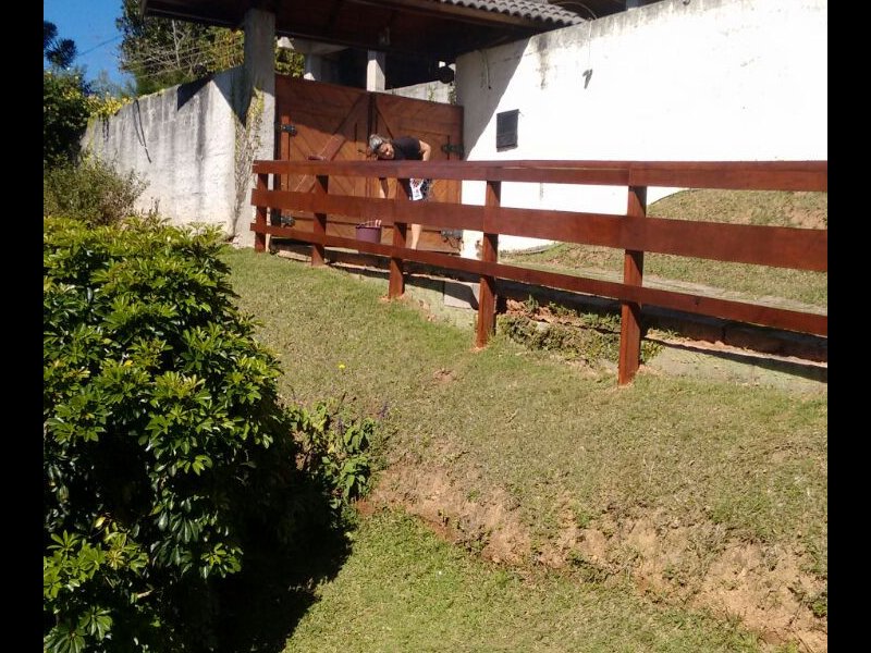 Casa à venda Alto do Capivari com 410m² e 6 quartos por R$ 950.000 - 2091907066-descida-da-casa.jpeg