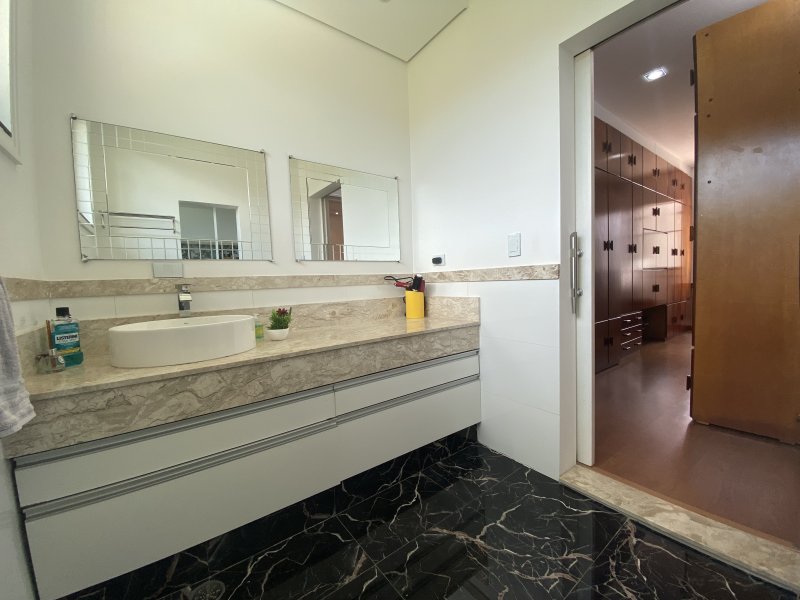 Apartamento à venda Aruã com 455m² e 4 quartos por R$ 2.200.000 - 393380032-29-banheiro-suitemaster.JPG