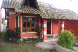 Casa à venda Centro com 105m² - 3 dormitórios -  vagas - R$ 420.000 - 1294403288-frente-casa-patio.jpg