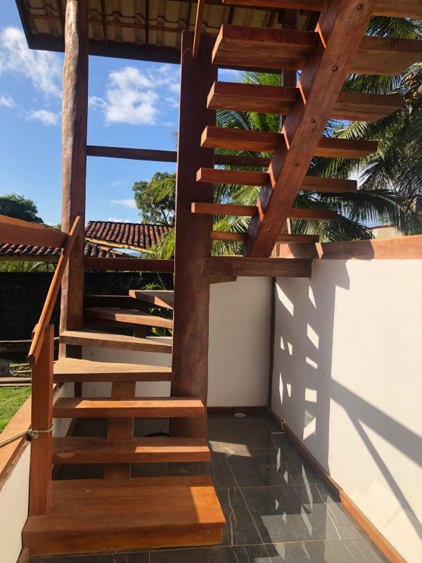 Casa de condomínio à venda Amoreira com 600m² e 3 quartos por R$ 600.000 - 2113856776-escada-de-madeira.jpg
