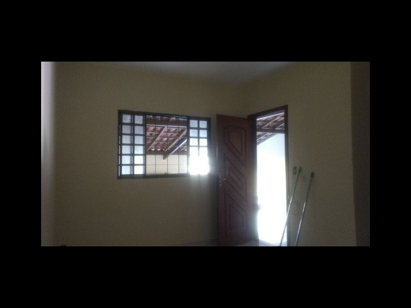 Casa à venda Jardim Humberto Salvador com 135m² e 2 quartos por R$ 135.000 - 1431791996-sala-porta.jpg