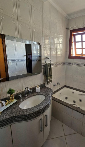 Casa de condomínio à venda Jardim Independência com 235m² e 3 quartos por R$ 1.200.000 - 944628221-banheiro-suite-casal.jpeg