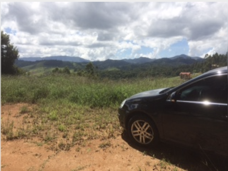 Terreno à venda Rio Preto com 2732m² e 1 quarto por R$ 440.000 - vista-do-lote-frente-carro.png
