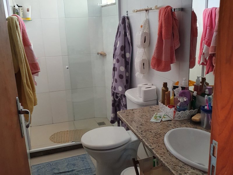 Casa de condomínio à venda Santa Cruz com 82m² e 2 quartos por R$ 310.000 - 1712562760-banheiro-interno.jpg