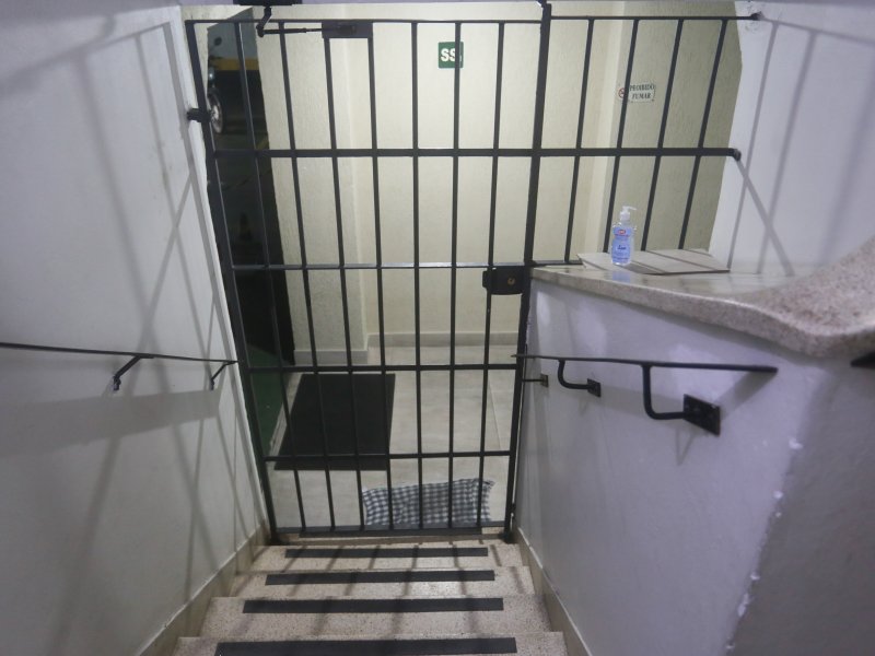 Apartamento à venda Santo Amaro com 88m² e 3 quartos por R$ 495.500 - 2115264729-7-escada-e-portao-interno-garagem.jpg