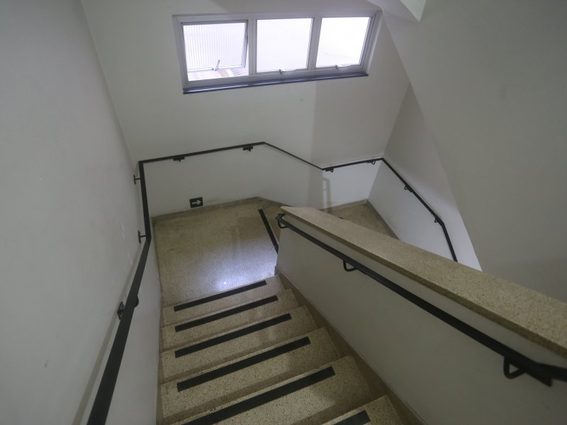 Apartamento à venda Santo Amaro com 88m² e 3 quartos por R$ 495.500 - 672790950-7-escada.jpg