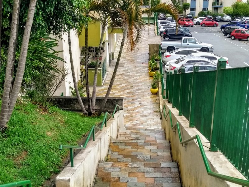 Apartamento à venda Veloso com 64m² e 2 quartos por R$ 239.000 - 279998364-6-escada-de-entrada-do-predio.jpg