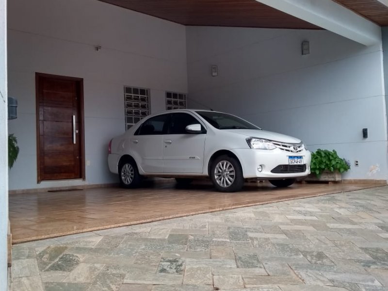 Casa à venda Vila Cidade Industrial (Vila Xavier) com 238m² e 3 quartos por R$ 620.000 - 245347851-garagem1.jpeg