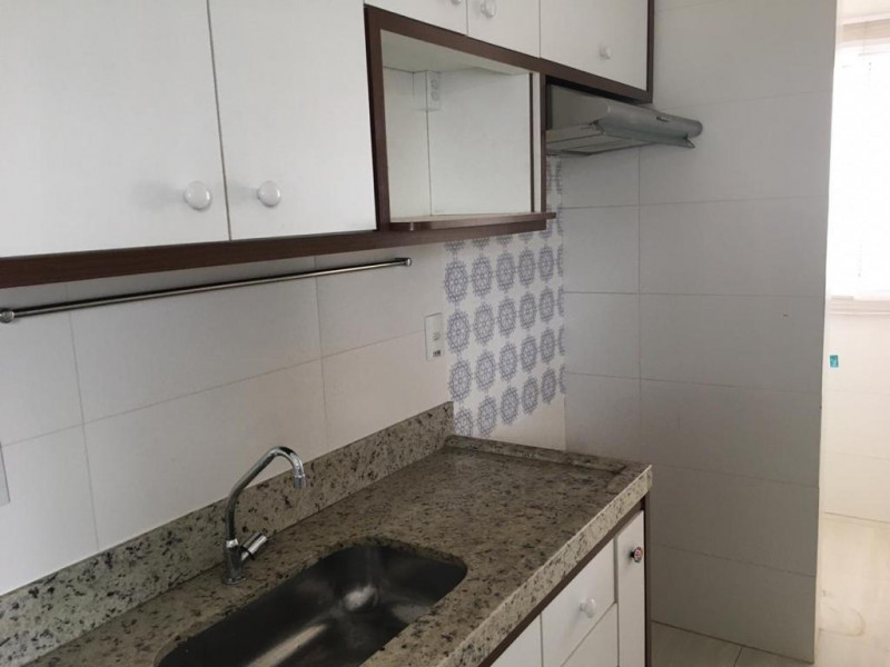 Apartamento à venda Distrito Industrial com 66m² e 2 quartos por R$ 11.940.000 - 38185503-bancada-da-cozinha-e-armarios.jpeg