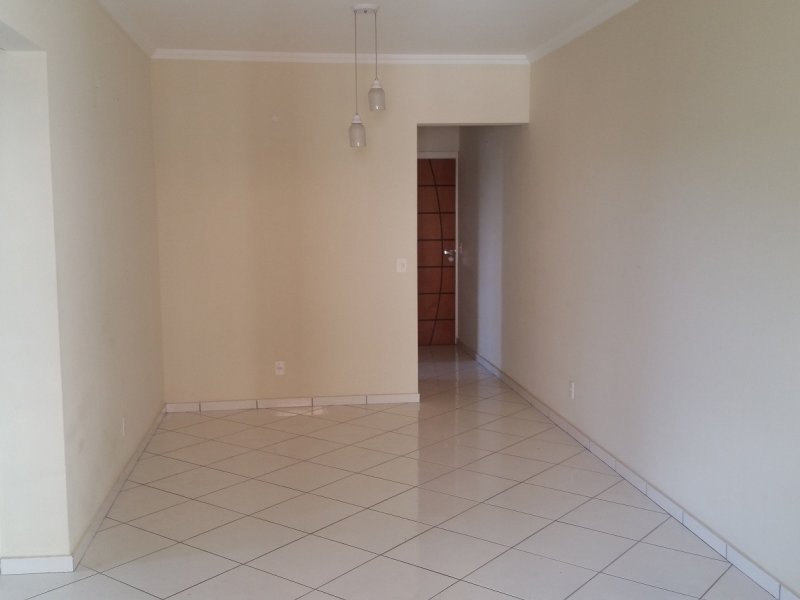 Apartamento à venda Parque Nossa Senhora da Candelaria com 70m² e 2 quartos por R$ 250.000 - 839567730-sala-para-2-ambientes-com-piso-frio-e-lustres.jpg