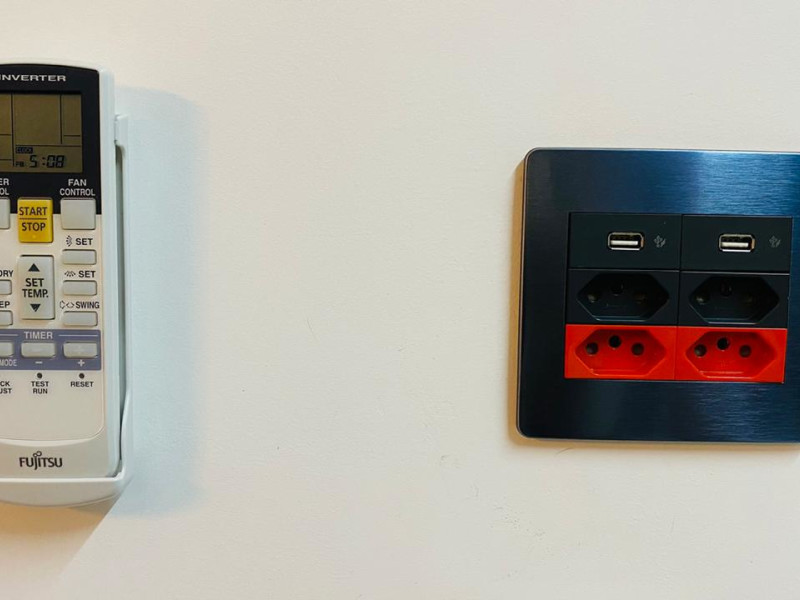 Apartamento à venda Jordanópolis com 86m² e 2 quartos por R$ 690.000 - detalhe-de-tomadas-usb-e-controle-do-ar.jpeg