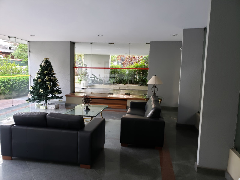 Apartamento à venda Itaim Bibi com 128m² e 3 quartos por R$ 1.200.000 - hall-entrada-predio-foto3.jpg