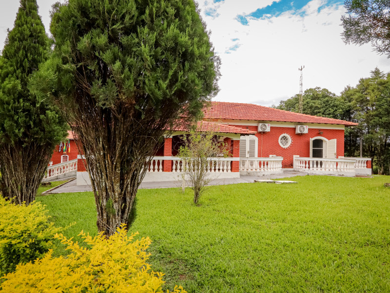 Casa de condomínio à venda Centro com 10000m² e 5 quartos por R$ 1.500.000 - visao-frontal-sacadas-de-quartos-casa-grande.jpg