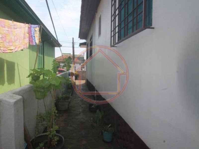 Casa à venda Sarandi com 300m² e 3 quartos por R$ 370.000 - 1258085885-corredor-rua.jpg
