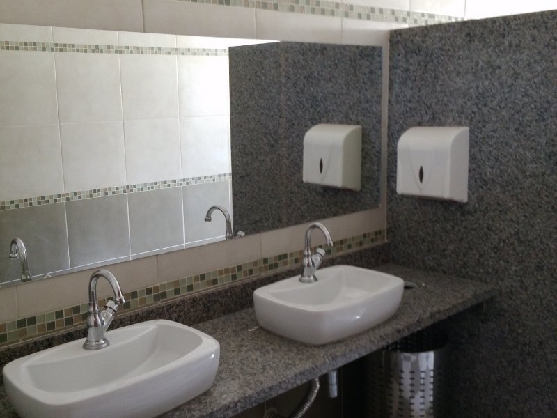 Comercial à venda Vila Santa Rita com 370m² e  quartos por R$ 960.000 - 1873983929-banheiro.jpg