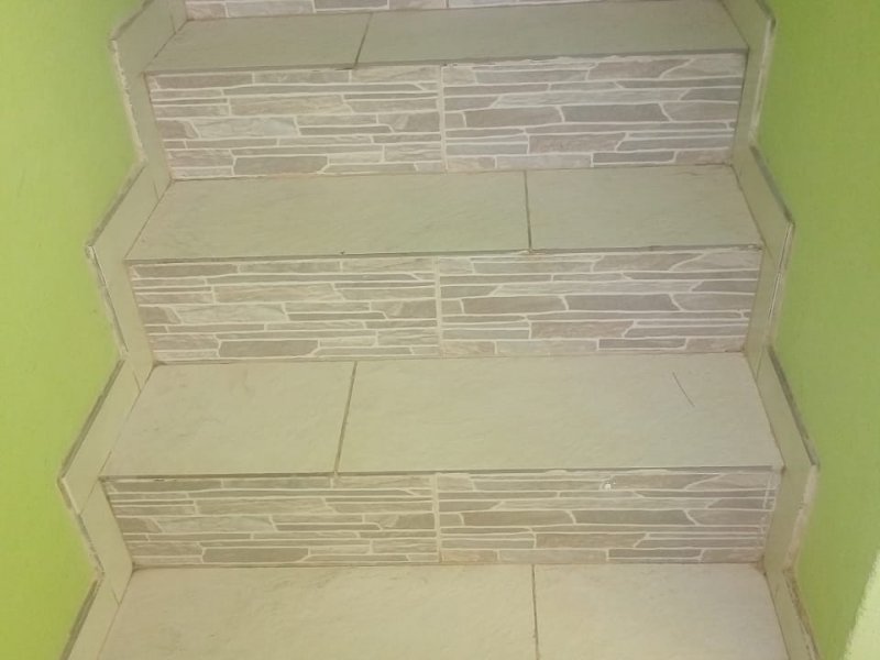 Apartamento à venda Santíssimo com 46m² e 1 quarto por R$ 140.000 - 2117022869-escada.jpg